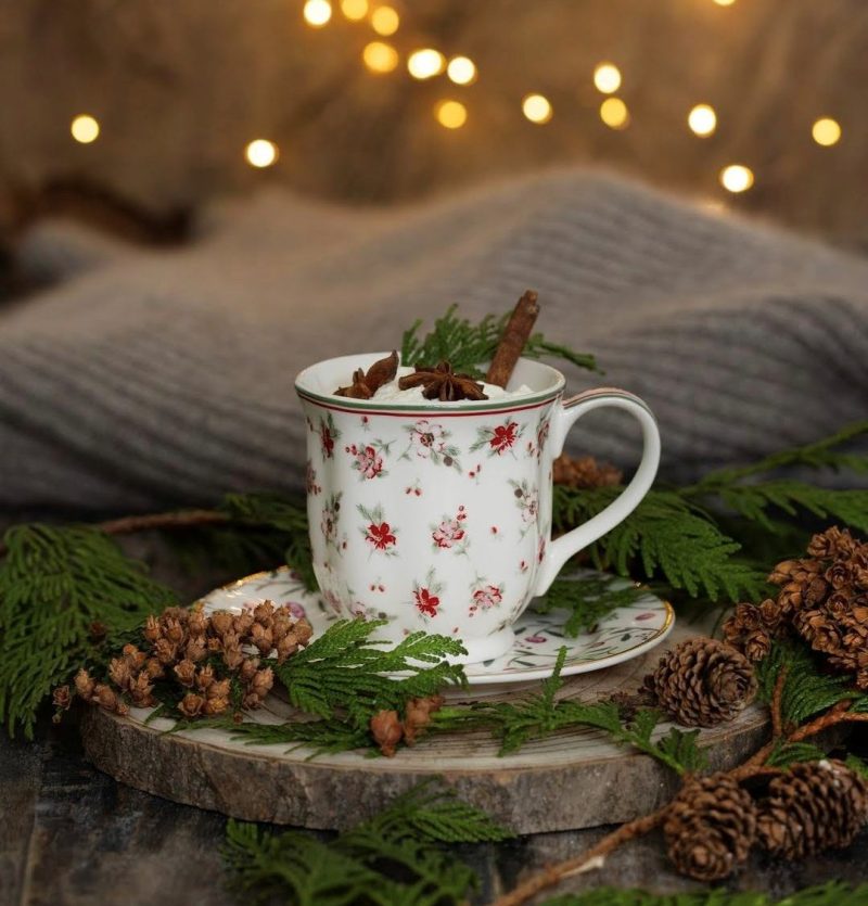 La taza Tea Mug Astrid White de porcelana de GreenGate es una taza preciosa para hacer un regalo muy especial combinándola con un té o café.

Su estampado floral es alegre, delicado y romántico.

Combina perfectamente con otros estampados de esta firma danesa tan exclusiva.

En INHALA Cafés y Tés somos punto de venta de GreenGate desde hace muchos años.

¿Vienes a conocernos? Te estamos esperando en Portalet, 9, Granollers, Barcelona.