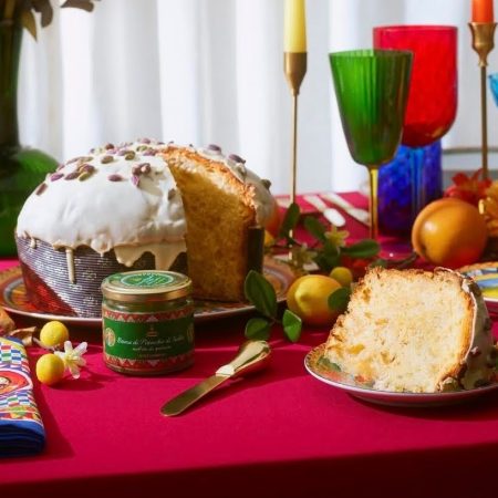 Panettone con crema de Pistacho en caja Dolce & Gabbana en INHALA Cafés y Tés, Portalet, 9 de Granollers.