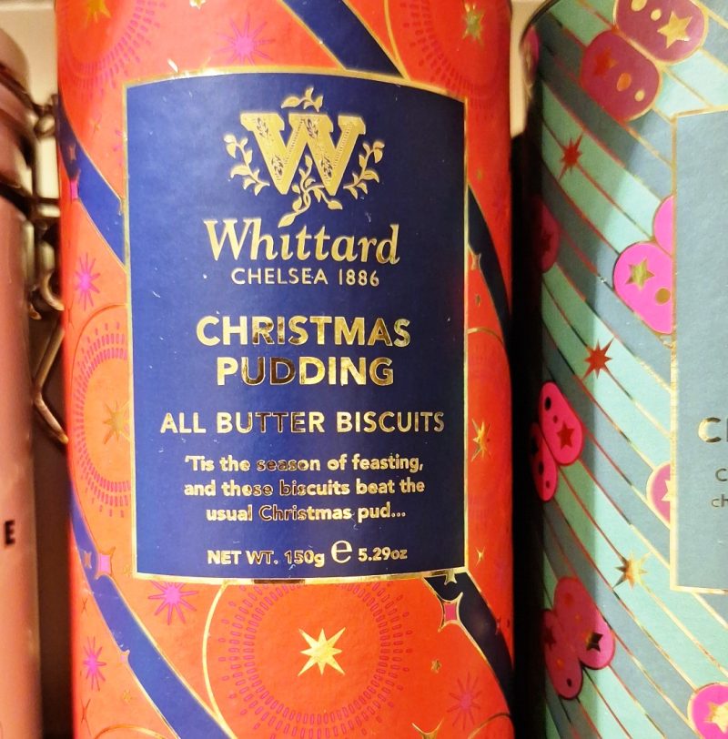 Las galletas “Christmas Pudding" de Whittard of Chelsea son una receta perfecta para un momento de té navideño. Son crujientes, sabrosas, ricas, se funden en la boca y son ideales para los amantes de las especias y las pasas. Se presentan en una bonita lata cilíndrica con 150 gramos de peso neto que mide 16,7 cm. de alto x 7,8 cm. de diámetro. En nuestra selección de galletas también podrás encontrar los Classic Shortbread, las galletas con Fresa y Chocolate blanco, las galletas con Earl Grey Tea y las Salted Caramel Biscuits. Todas ellas son deliciosas y presentadas en estos bonitos botes hacen que sean un regalo ideal para los amantes de los cafés, tés e infusiones. En INHALA te ofrecemos una selección de los mejores cafés, tés e infusiones, chocolates y deliciosas galletas.