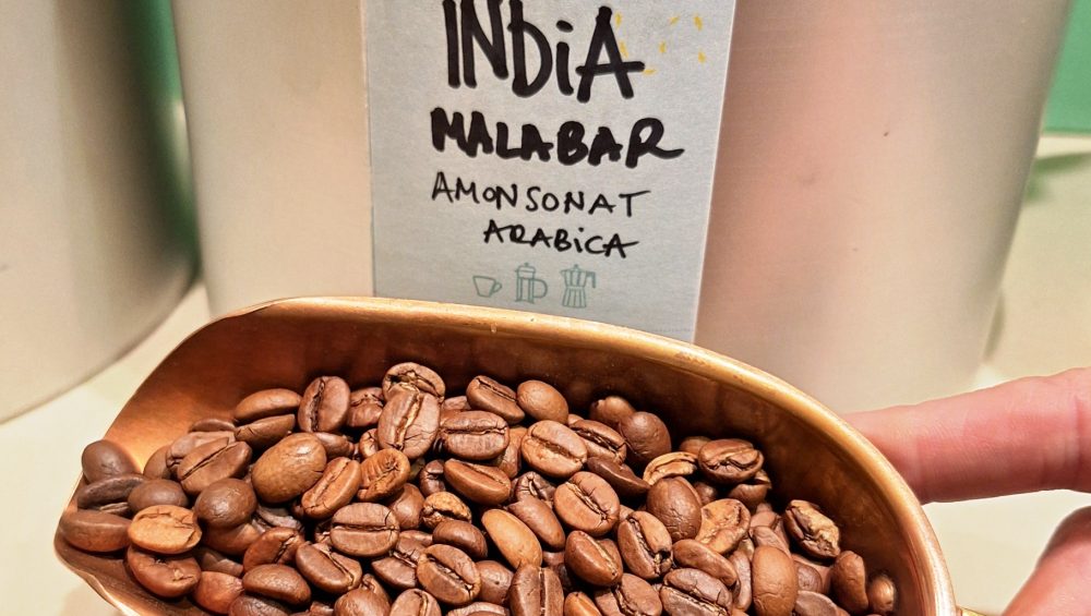 Café India Malabar Amonzonado AA Arábica.

Se trata de un café exótico muy especial para ser degustado con los seis sentidos y transportarte a India, directamente...

¿Sabías que India es el quinto productor de café arábica del mundo?

Café en grano que podremos moler según el método de preparación que prefieras.

En INHALA vas a encontrar una selección de cafés recién tostados, tés, chocolates y galletas.

Si lo prefieres, lo podemos moler a tu gusto, tenemos un super molino de café, solo tienes que dejarnos en comentarios qué cafetera tienes.

Te esperamos en Portalet, 9, Granollers, Barcelona.

Si no puedes venir a nuestra tienda y elegir, te podemos sugerir ideas y una vez preparado, lo enviaremos dónde tú nos digas.
