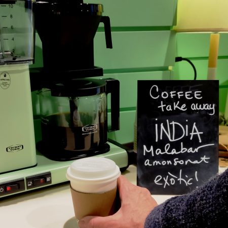 El café de India Malabar Amonzonado AA Arábica es un café exótico muy especial para ser degustado con los seis sentidos y transportarte a India, directamente...

Café cultivado en Karnataka entre 1100-1200 mts altura por el productor Kadalu Coffee.

Notas especiadas, un punto picante, fragancia a tabaco, sabor dulce, acidez media y cuerpo cremoso.

¿Sabías que India es el quinto productor de café arábica del mundo?

Café en grano que podremos moler según el método de preparación que prefieras.

En INHALA vas a encontrar una selección de cafés recién tostados, tés, chocolates y galletas.

Si lo prefieres, lo podemos moler a tu gusto, tenemos un super molino de café, solo tienes que dejarnos en comentarios qué cafetera tienes.

Te esperamos en Portalet, 9, Granollers, Barcelona.

Si no puedes venir a nuestra tienda y elegir, te podemos sugerir ideas y una vez preparado, lo enviaremos dónde tú nos digas.