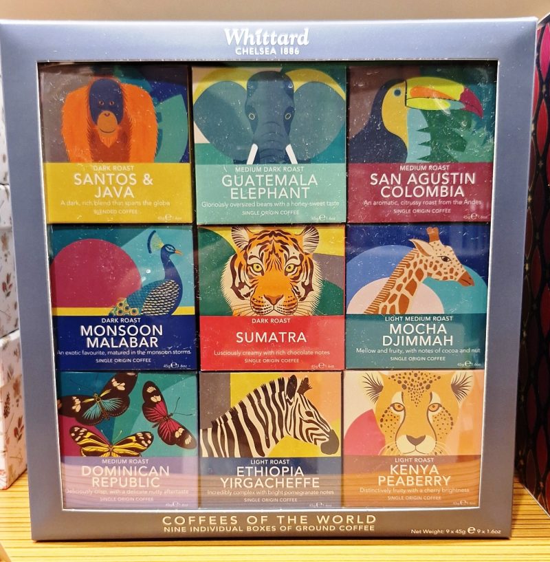 El Set Regalo "Cafés del Mundo" de Whittard of Chelsea es un regalo perfecto para un "coffee lover" que quiera descubrir cafés exóticos. En esta preciosa caja vas a encontrar una selección de 9 cafés exóticos para que puedas explorar nuevos aromas, sabores y sensaciones. En cada cajita hay 45 gramos de café. Este set de regalo premium hará las delicias de cualquier amante del café y será puro placer para tu paladar. Compuesta por nueve cafés exóticos, todos ellos molidos para preparar en la cafetera Moka o filtro y dónde podrás aprecias desde notas de chocolate hasta tonos afrutados muy delicados y tostados más claros. ¿Cuál será tu favorito? Apto para veganos y vegetarianos. Te esperamos en Portalet, 9 de Granollers, Barcelona con la mejor selección de cafés, tés, infusiones, galletas, chocolates y muchos complementos para la mesa y cocina como tazas bonitas, teteras, cafeteras, filtros infusores, etc.