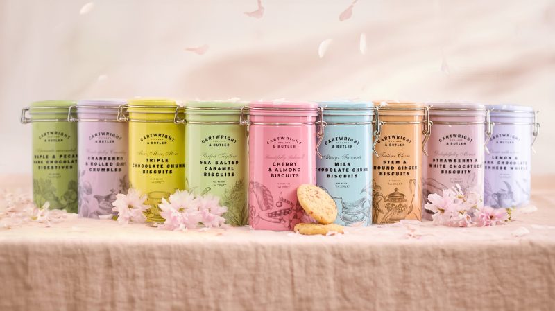 La lata de galletas Cherry & Almond con trocitos de cereza y almendras de Cartwright & Butler es preciosa en este color rosa tan vistoso. Es un regalo perfecto para complementar con un té especial o una aromática infusión. Peso neto 200 grs. *Contienen gluten. En INHALA Cafés y Tés puedes encontrar una selección de galletas, mermeladas, confituras y miel para acompañar tus momentos de cafés y infusiones. Estamos en Portalet, 9 de Granollers, Barcelona.