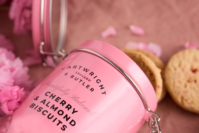 La lata de galletas Cherry & Almond con trocitos de cereza y almendras de Cartwright & Butler es preciosa en este color rosa tan vistoso. Es un regalo perfecto para complementar con un té especial o una aromática infusión. Peso neto 200 grs. *Contienen gluten. En INHALA Cafés y Tés puedes encontrar una selección de galletas, mermeladas, confituras y miel para acompañar tus momentos de cafés y infusiones. Estamos en Portalet, 9 de Granollers, Barcelona.