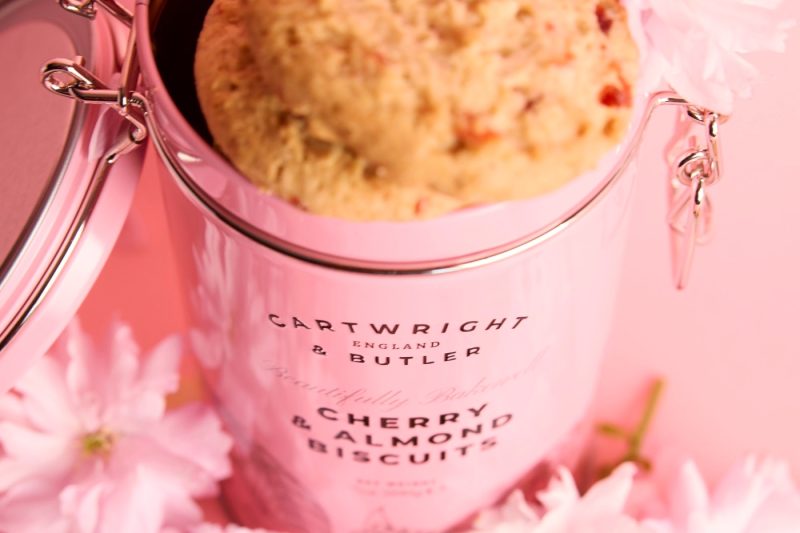 La lata de galletas Cherry & Almond con trocitos de cereza y almendras de Cartwright & Butler es preciosa en este color rosa tan vistoso. Es un regalo perfecto para complementar con un té especial o una aromática infusión. Peso neto 200 grs. *Contienen gluten. En INHALA Cafés y Tés puedes encontrar una selección de galletas, mermeladas, confituras y miel para acompañar tus momentos de cafés y infusiones. Estamos en Portalet, 9 de Granollers, Barcelona.