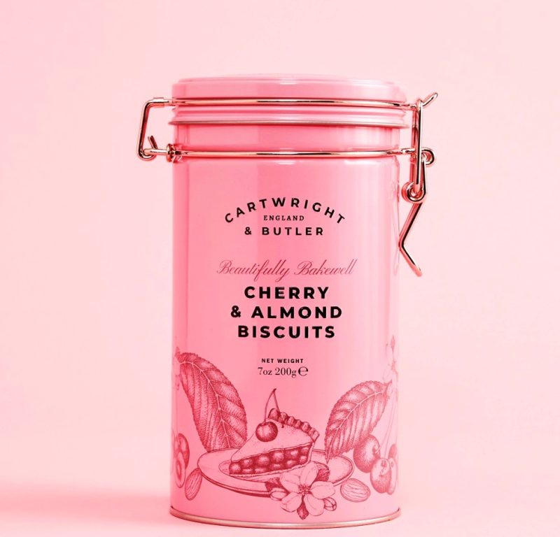 La lata de galletas Cherry & Almond con trocitos de cereza y almendras de Cartwright & Butler es preciosa en este color rosa tan vistoso. Es un regalo perfecto para complementar con un té especial o una aromática infusión. Peso neto 200 grs. *Contienen gluten. En INHALA Cafés y Tés puedes encontrar una selección de galletas, mermeladas, confituras y miel para acompañar tus momentos de cafés y infusiones. Estamos en Portalet, 9 de Granollers, Barcelona.