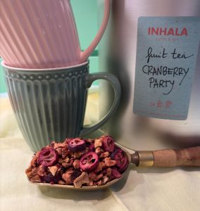 La infusión de frutas "Cranberry Party" es una infusión muy familiar, sus ingredientes como el arándano rojo, la manzana, pétalos de hibiscus y vainilla dan una taza muy agradable para personas de cualquier edad, desde niños hasta mayores. NO contine cafeína. Deja infusionar 1 cucharada de postre en 250 ml. de agua caliente de 5 a 10 minutos. Es una infusión ideal para tomar en cualquier momento del día y sobretodo, tenerla preparada «en frío» cuando llegue el calor. Prepárate una jarra bien fría en la nevera cuando llegue el calor. ¡Te encantará! Si eres amante de los frutos rojos, también podría gustarte la infusion "Super Berries" de English Tea Shop. En INHALA también puedes encontrar otras infusiones similares: San Francisco, tisana Equilibrio, herbal tea Tisana Mint Splash, Tila Nights, Cool Mint con cítricos y menta, fruit tea «Piña Colada», Cesta de Frutas (frutas del bosque), Winter Time fruit Tea, «Mango Passion» y Ratafía. Nuestros paquetes son de 100 gramos pero si necesitas más, no dudes en contactar con nosotras por e-mail a info@inhala.net o por telef. al 938794805. *Si tienes pensado hacer un regalo a un «tea lover», nosotras nos encargamos de todo. Podemos acompañar esta infusión con unas galletas, bombones, alguna taza bonita y lo envolveremos bien bonito de regalo y lo enviaremos dónde tú nos digas.