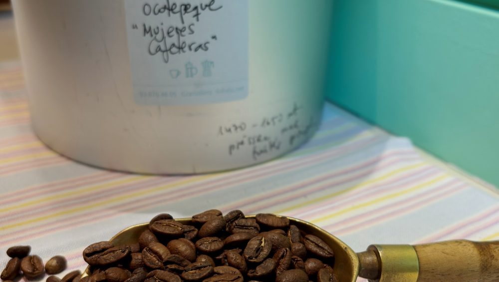 Café Honduras Ocotepeque "Mujeres Cafeteras" en grano, paquete 250 grs., lo podemos moler a tu gusto.

Ocotepeque es el departamento más oocidental de Honduras.

Productor Amprocal "Asociación de Mujeres productoras de Café La Labor".

EthicHub.

Varietal: Pacas, Catuai amarillo, Parainema, Caturra, Ihcafé y Lempira.

Crece entre 1470 - 1650 msnm.

Proceso lavado.

Notas de melocotón, miel, frutas de hueso.

Su acidez málica que le da frescura, cuerpo sedoso y postgusto duradero, un café muy agradable preparado con cualquier método.

Filtro, french press, Moka y espresso.

En INHALA Cafés y Tés vas a encontrar una selección de cafés recién tostados, tés, chocolates y galletas.

Café en grano que podremos moler según el método de preparación que prefieras.

Estamos en Portalet, 9 de Granollers, Barcelona.