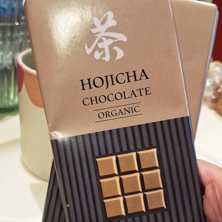 El té Hojicha es un té verde japonés tostado a alta temperatura y su color es rojo-marrón. La novedad es que ahora ya lo puedes preparar "en polvo". Tiene un sabor agradable y cálido. Es ecológico. Su bajo contenido en cafeína hace que pueda ser bebido por todas las edades y en cualquier momento del día. Debe infusionarse a 90ºC. Lo puedes preparar de la misma forma que el Matcha y tomarlo por la mañana como alternativa a un Coffee Latte. Su sabor es tan original que hasta tenemos chocolate con Hojicha ¡atrévete! En INHALA Cafés y Tés te ofrecemos una selección de cafés recién tostados, tés e infusiones, chocolates selectos y deliciosas galletas. Estamos en Portalet, 9 de Granollers, Barcelona.