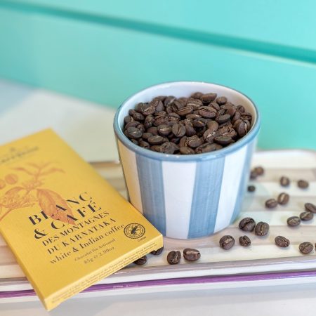 Café Congo Kawa Kabuya 250 grs. El productor es la Cooperativa Kawa Kabuya. Este café Arábica crece entre 1450 y 1945 msnm. Proceso Lavado. Nota de cata: achocolatado, frutos rojos y almendras tostadas. Puntuación: 85,75 El café es la principal fuente de riqueza de Congo, aportando mejoras en la vivienda, escolarización de los hijos y en la salud. Nos encanta tener estos cafés en nuestra selección y poner en valor el gran trabajo que se está haciendo en estos países de África. En INHALA Cafés y Tés encontrarás cafés recién tostados, tés e infusiones, chocolates selectos y deliciosas galletas. Estamos en Portalet, 9 de Granollers, Barcelona.