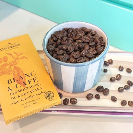 Café Congo Kawa Kabuya 250 grs. El productor es la Cooperativa Kawa Kabuya. Este café Arábica crece entre 1450 y 1945 msnm. Proceso Lavado. Nota de cata: achocolatado, frutos rojos y almendras tostadas. Puntuación: 85,75 El café es la principal fuente de riqueza de Congo, aportando mejoras en la vivienda, escolarización de los hijos y en la salud. Nos encanta tener estos cafés en nuestra selección y poner en valor el gran trabajo que se está haciendo en estos países de África. En INHALA Cafés y Tés encontrarás cafés recién tostados, tés e infusiones, chocolates selectos y deliciosas galletas. Estamos en Portalet, 9 de Granollers, Barcelona.