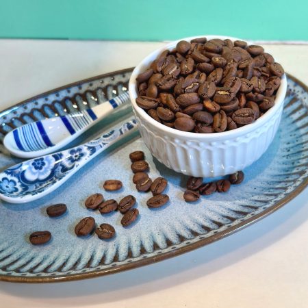 Este café de Sumatra nos llega directamente del corazón de la región de Aceh entre Tenga i Bener Meriah. Certificado 100% ecológico.  Varietades: Catimor, Caturra y Typica  Altitud: 1200 – 1500 msnm. El proceso es "Giling Basah" (semi lavado)  Perfil especiado con notas de chocolate negro, azúcar de caña, nueces y limón.  Acidez málica y cítrica muy equilibrada. Cuerpo cremoso. Puntuación SCA: 83,5 Proceso: · Recepción de cereza · Despulpado · Fermentación Aeróbica · Lavado · Cassificación de pergamino por densidad · Presecado al aire libre · Trillado · Secado al aire libre *Este café es ideal para preparar en cualquier método de preparación. ¿Lo quieres en grano o molido? ¿Quieres ver nuestra selección de cafés? A partir del mes de Noviembre, tal y como es tradición en nuestra tienda desde hace más de 30 años, tenemos disponible el café de Sumatra Mandheling, nuestro "Café de Navidad". En INHALA te ofrecemos una selección de cafés recién tostados, tés e infusiones, chocolates selectos y deliciosas galletas.