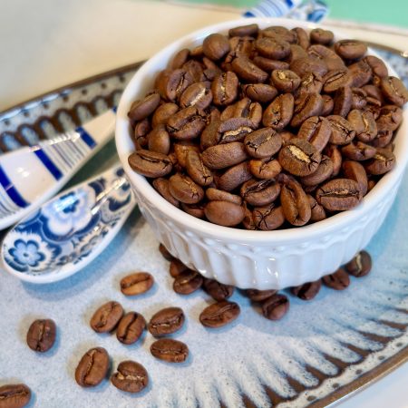 Este café de Sumatra nos llega directamente del corazón de la región de Aceh entre Tenga i Bener Meriah. Certificado 100% ecológico.  Varietades: Catimor, Caturra y Typica  Altitud: 1200 – 1500 msnm. El proceso es "Giling Basah" (semi lavado)  Perfil especiado con notas de chocolate negro, azúcar de caña, nueces y limón.  Acidez málica y cítrica muy equilibrada. Cuerpo cremoso. Puntuación SCA: 83,5 Proceso: · Recepción de cereza · Despulpado · Fermentación Aeróbica · Lavado · Cassificación de pergamino por densidad · Presecado al aire libre · Trillado · Secado al aire libre *Este café es ideal para preparar en cualquier método de preparación. ¿Lo quieres en grano o molido? ¿Quieres ver nuestra selección de cafés? A partir del mes de Noviembre, tal y como es tradición en nuestra tienda desde hace más de 30 años, tenemos disponible el café de Sumatra Mandheling, nuestro "Café de Navidad". En INHALA te ofrecemos una selección de cafés recién tostados, tés e infusiones, chocolates selectos y deliciosas galletas.