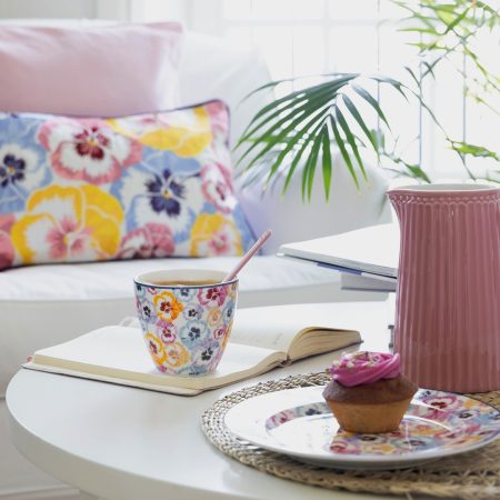 Taza sin asa Latte cup Anine Lavender de GreenGate.

Tiene una capacidad de 350 ml. y mide 9 cm. x 10 cm.

En INHALA somos punto de venta de GreenGate desde hace muchos años, adoramos sus tazas de porcelana y los complementos para la mesa, cocina y hogar, sobretodo todo lo relacionado con los cafés y tés.

Estamos en Portalet, 9 de Granollers, Barcelona.

Y nuestra tienda Online está abierta 24/7, te esperamos.