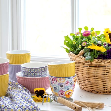 La taza sin asa Latte cup Anine Lavender de GreenGate tiene un diseño floral muy llamativo y es ideal para tus momentos de tés y cafés.

Tiene una capacidad de 350 ml. y mide 9 cm. x 10 cm. y es apilable.

En INHALA somos punto de venta de GreenGate desde hace muchos años, adoramos sus tazas de porcelana y los complementos para la mesa, cocina y hogar, sobretodo todo lo relacionado con los cafés y tés.

Estamos en Portalet, 9 de Granollers, Barcelona.

Y nuestra tienda Online está abierta 24/7, te esperamos.