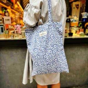 ¡Nos vamos de vacaciones! Sí, cerramos unos días, pero no te preocupes, solo serán unos días y no te dejaremos sin café ni té. Aprovecharemos para preparar tés refrescantes y recetas con café, frías (affogatos, seguro) o con hielo. El lunes 18 de Agosto, volveremos a estar operativas tanto en nuestra tienda física como en nuestra tienda Online. Si necesitas contactar con nosotras estos días, puedes hacerlo por WhatsApp al 630310121 o por Instagram. Será un placer atenderte, lo sabes, verdad? Desde INHALA nos encargamos de que no te falte nada este verano. Sin más, te deseamos un feliz verano, Núria, Dolors y Maria