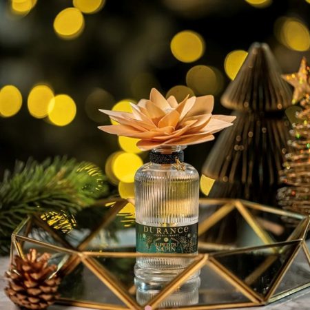 La flor perfumada «Au Pied du Sapin» de Durance tiene una fragancia muy especial de cedro, abeto y pino que ambientará tu hogar en esta época de invierno y Navidad. 95 ml. Las velas y ambientadores de la firma francesa Durance están elaboradas de manera artesanal en la Provenza y son perfectas para hacer un regalo especial. Tenemos otras velas con exquisitas fragancias de esta firma francesa como la de “Canela y Naranja“, “Pera Suculenta” y más detalles para ambientar tu hogar. En nuestra tienda INHALA somos punto de venta de velas Durance y Cerabella, una selección de velas, incienso y ambientadores que te van a enamorar y siempre intentaremos sorprenderte con nuevos perfumes. Además de una cuidada selección de cafés, tés e infusiones, galletas, chocolates y muchos complementos para la mesa y cocina. Y nuestra tienda Online siempre está abierta para tí. ¿Nos vienes a ver a Granollers o te la llevamos a casa?