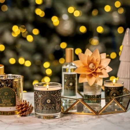 La flor perfumada «Au Pied du Sapin» de Durance tiene una fragancia muy especial de cedro, abeto y pino que ambientará tu hogar en esta época de invierno y Navidad. 95 ml. Las velas y ambientadores de la firma francesa Durance están elaboradas de manera artesanal en la Provenza y son perfectas para hacer un regalo especial. Tenemos otras velas con exquisitas fragancias de esta firma francesa como la de “Canela y Naranja“, “Pera Suculenta” y más detalles para ambientar tu hogar. En nuestra tienda INHALA somos punto de venta de velas Durance y Cerabella, una selección de velas, incienso y ambientadores que te van a enamorar y siempre intentaremos sorprenderte con nuevos perfumes. Además de una cuidada selección de cafés, tés e infusiones, galletas, chocolates y muchos complementos para la mesa y cocina. Y nuestra tienda Online siempre está abierta para tí. ¿Nos vienes a ver a Granollers o te la llevamos a casa?