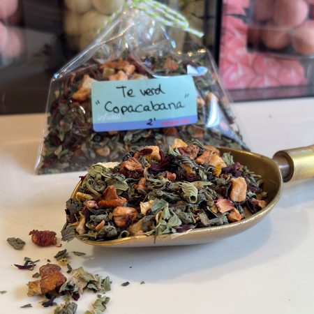 El té verde Copabana lleva menta y fruta tropical como el mango, piña, manzana, papaya e hibiscus. Es una receta exclusiva de INHALA. El té verde es un Gunpowder de China. Bajo contenido en teína (cafeína) y rico en antioxidantes y vitaminas. Es perfecto para tomar en caliente o preparado «en frío» con el método "cold brew". Con estos 100 gramos podrás preparar 30 tazas de té. Su contenido en cafeína es muy bajo lo que le hace ideal como «té de tarde». Recomendamos lo dejes infusionar de 1 a 2 minutos en agua a 80-85ºC. ¿Quieres conocer otros tés verdes de nuestra selección de tés? Mira aquí. Apto para vegetarianos y veganos. En INHALA Cafés y Tés te ofrecemos una selecta carta de tés e infusiones, aquí estamos para aconsejarte y ayudarte a elegir. Aquí te esperamos, en Portalet, 9 de Granollers, Barcelona.