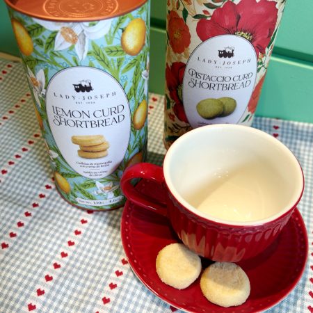 Nuevas galletas de mantequilla pura Shortbread con crema de Lemon curd de Lady Joseph presentadas en una lata decorada preciosa con 130 grs. de peso neto. Un regalo perfecto. Elaboradas con mantequilla y crema de limón para tener un exquisito sabor en Haro, La Rioja. Sin aditivos ni colorantes, son super naturales! Deliciosas galletas para acompañar un momento de té o café. También tenemos las Lemon curd, las galletas Christmas con Cacao, las Love Edition, las rellenas de Chocolate, las de Caramelo y las Winter Cookies, todas ellas son deliciosas. En INHALA somos punto de venta de las galletas y crackers de Lady Joseph, todas ellas deliciosas para acompañar nuestra selección de cafés, tés e infusiones, chocolates y deliciosas galletas.