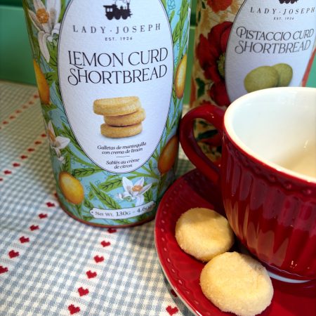 Nuevas galletas de mantequilla pura Shortbread con crema de Lemon curd de Lady Joseph presentadas en una lata decorada preciosa con 130 grs. de peso neto. Un regalo perfecto. Elaboradas con mantequilla y crema de limón para tener un exquisito sabor en Haro, La Rioja. Sin aditivos ni colorantes, son super naturales! Deliciosas galletas para acompañar un momento de té o café. También tenemos las Lemon curd, las galletas Christmas con Cacao, las Love Edition, las rellenas de Chocolate, las de Caramelo y las Winter Cookies, todas ellas son deliciosas. En INHALA somos punto de venta de las galletas y crackers de Lady Joseph, todas ellas deliciosas para acompañar nuestra selección de cafés, tés e infusiones, chocolates y deliciosas galletas.