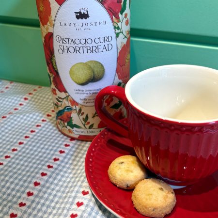 Nuevas galletas de mantequilla pura Shortbread con crema de Pistacho de Lady Joseph presentadas en una lata decorada preciosa con 130 grs. de peso neto. Un regalo perfecto. Elaboradas con mantequilla y crema de pistacho para tener un exquisito sabor en Haro, La Rioja. Sin aditivos ni colorantes, son super naturales! Deliciosas galletas para acompañar un momento de té o café. También tenemos las Lemon curd, las galletas Christmas con Cacao, las LOVE Edition, las rellenas de Chocolate, las de Caramelo y las Winter Cookies, todas ellas son deliciosas. En INHALA somos punto de venta de las galletas y crackers de Lady Joseph, todas ellas deliciosas para acompañar nuestra selección de cafés, tés e infusiones, chocolates y deliciosas galletas.