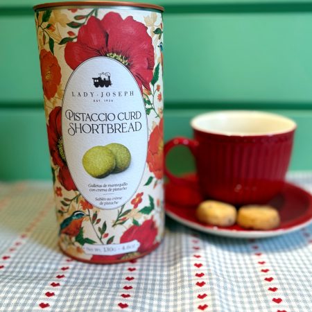 Nuevas galletas de mantequilla pura Shortbread con crema de Pistacho de Lady Joseph presentadas en una lata decorada preciosa con 130 grs. de peso neto. Un regalo perfecto. Elaboradas con mantequilla y crema de pistacho para tener un exquisito sabor en Haro, La Rioja. Sin aditivos ni colorantes, son super naturales! Deliciosas galletas para acompañar un momento de té o café. También tenemos las Lemon curd, las galletas Christmas con Cacao, las LOVE Edition, las rellenas de Chocolate, las de Caramelo y las Winter Cookies, todas ellas son deliciosas. En INHALA somos punto de venta de las galletas y crackers de Lady Joseph, todas ellas deliciosas para acompañar nuestra selección de cafés, tés e infusiones, chocolates y deliciosas galletas.