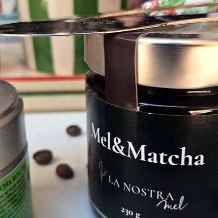 La Miel de flores «La Nostra Mel» & Matcha viene presentada en un tarro de vidrio con 230 grs de peso neto. Contiene un 2'5% de té Matcha de primera calidad. Miel recolectada en prados y bosques de Lérida con mucha pasión y amor de manera 100% artesanal. De "La Nostra Mel" también disponemos la miel entera y la crema de miel que por cierto ¡es deliciosa! Se trata de una miel de primerísima calidad con té Matcha que será ideal para untar pan, acompañar un yogur, un pastel de queso, fruta, ensaladas y porqué no? , «a cucharadas». En INHALA somos punto de venta de cafés, tés e infusiones, miel, chocolates y deliciosas galletas.