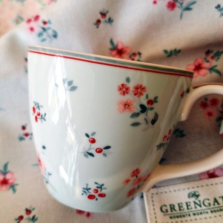 La taza mug SILA Pale Blue es novedad en la colección de Otoño-Invierno de GreenGate.

Es una taza preciosa para tomar un té de INHALA.

También tenemos otros complementos que le hacen juego ¿quieres ver otras tazas de GreenGate aquí?.

Tiene una capacidad de 300 ml., mide 9 cm. x 10 cm.

¿Quieres más ideas? 

En nuestra tienda INHALA podrás encontrar muchos artículos que combinan super bien con esta taza: platos, tea towels, mugs, jarritas creamers para la leche, bowls.

Apta para microondas y lavavajillas.

En INHALA Cafés y Tés somos punto de venta de GreenGate, firma danesa muy exclusiva con tazas y complementos ideales para tus momentos de té y café.

Nos puedes encontrar en Portalet, 9, Granollers, Barcelona.

Ya sabes que nos encantaría recibirte en nuestra tienda, podremos enseñarte todo y tomaremos un té o café juntos.