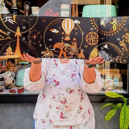 Calendario de Adviento de Tés e infusiones 2025 de Kusmi Tea. Estos son los tés e infusiones que encontrarás en este Calendario de Adviento tan espectacular: Tsarevna, English Breakfast, Saint Petersburg, Anastasia, Prince Vladimir, Four Red Fruits, Green Mint, Green Jasmine, Green Gin-Citrus, White Anastasia, Tropical White, Aqua Summer, Be Cool, Only Spices, Sleep Ritual, Immune Defence Ritual y las nuevas ediciones: Kashmir Tchai, Memory Ritual, Vanilla Rooibos y Aqua Exotica. Este calendario de Adviento contiene 20 sachets individuales, dos latas miniaturas, un infusor y una crema para untar del icónico té negro Anastasia. En INHALA no puede faltar este Calendario de Adviento por Navidad, es un clásico, algunos de vosotros ya lo estáis esperando! Te esperamos en Portalet, 9 de Granollers, Barcelona con una cuidada selección de cafés, tés e infusiones, galletas, chocolates y muchos complementos para la mesa y cocina. Si no puedes venir a nuestra tienda y elegir, te podemos sugerir ideas y una vez preparado, lo enviaremos dónde tú nos digas.