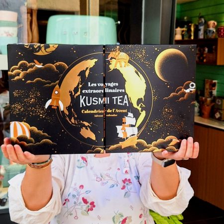 Calendario de Adviento de Tés e infusiones 2025 de Kusmi Tea. Estos son los tés e infusiones que encontrarás en este Calendario de Adviento tan espectacular: Tsarevna, English Breakfast, Saint Petersburg, Anastasia, Prince Vladimir, Four Red Fruits, Green Mint, Green Jasmine, Green Gin-Citrus, White Anastasia, Tropical White, Aqua Summer, Be Cool, Only Spices, Sleep Ritual, Immune Defence Ritual y las nuevas ediciones: Kashmir Tchai, Memory Ritual, Vanilla Rooibos y Aqua Exotica. Este calendario de Adviento contiene 20 sachets individuales, dos latas miniaturas, un infusor y una crema para untar del icónico té negro Anastasia. En INHALA no puede faltar este Calendario de Adviento por Navidad, es un clásico, algunos de vosotros ya lo estáis esperando! Te esperamos en Portalet, 9 de Granollers, Barcelona con una cuidada selección de cafés, tés e infusiones, galletas, chocolates y muchos complementos para la mesa y cocina. Si no puedes venir a nuestra tienda y elegir, te podemos sugerir ideas y una vez preparado, lo enviaremos dónde tú nos digas.