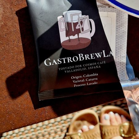 Cafés en filtro Dripbag de GastroBrewLab en caja de 10 unid. Cada "dripbag" tiene un peso de 12 grs. Abre, cuelga, vierte… y disfruta de un café de especialidad fresco, en cualquier lugar. Perfecto para la oficina, viajes, escapadas o simplemente para darte un capricho. Caja Degustación – 3 Orígenes · 3 Procesos Un viaje por el mundo del café en una sola caja. Incluye 10 sobres individuales de 12 g, listos para preparar: 🌱 Honduras – Honey: dulce y equilibrado, con notas de miel y frutos secos. 🍓 Nicaragua – Natural: afrutado e intenso, con toques de frutos rojos y cacao. 🍏 Colombia – Lavado: fresco y vibrante, con notas cítricas y florales. En INHALA Cafés y Tés encontrarás cafés recién tostados, tés e infusiones, chocolates selectos y deliciosas galletas. Estamos en Portalet, 9 de Granollers, Barcelona.