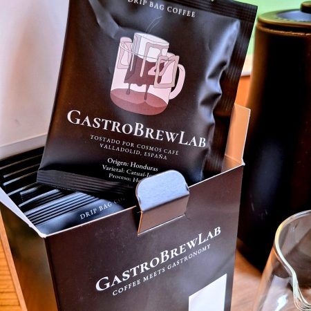 Cafés en filtro Dripbag de GastroBrewLab en caja de 10 unid. Cada "dripbag" tiene un peso de 12 grs. Abre, cuelga, vierte… y disfruta de un café de especialidad fresco, en cualquier lugar. Perfecto para la oficina, viajes, escapadas o simplemente para darte un capricho. Caja Degustación – 3 Orígenes · 3 Procesos Un viaje por el mundo del café en una sola caja. Incluye 10 sobres individuales de 12 g, listos para preparar: 🌱 Honduras – Honey: dulce y equilibrado, con notas de miel y frutos secos. 🍓 Nicaragua – Natural: afrutado e intenso, con toques de frutos rojos y cacao. 🍏 Colombia – Lavado: fresco y vibrante, con notas cítricas y florales. En INHALA Cafés y Tés encontrarás cafés recién tostados, tés e infusiones, chocolates selectos y deliciosas galletas. Estamos en Portalet, 9 de Granollers, Barcelona. Els cafès en filtre Dripbag de GastroBrewLab es presenten en una capsa amb 10 unitats. Cada "dripbag" conté 12 grs. de cafè mòlt per filtre. Aigua calenta, obre la bossa, penja, verteix l'aigua ... i disfruta d'un cafè d'especialitat ben fresc en qualsevol lloc. És perfecte per l'oficina, viatges, escapades, excursions o senzillament per donar-te un caprici. En aquesta capsa Degustació trobaràs 3 Orígens · 3 Processos Un viatge pel món del cafè dins d'una capsa doncs inclou 10 sobres individuals de 12 grs., llestos per preparar: 🌱 Honduras – Honey: un cafè amb punt de dolçor i equilibrat, notes de mel i fruits secs. 🍓 Nicaragua – Natural: cafè afruïtat i intens, amb tocs de fruits vermells i cacau. 🍏 Colombia – Rentat: fresc i vibrant, amb notes cítriques i florals. A INHALA Cafès i Tes t’oferim una acurada selecció de cafès acabats de torrar, tes i infusions, delicioses galetes, xocolates i molts detalls per regalar entre espelmes, ambientadors i encens japonès i de l’Índia. Estem a Portalet, 9 de Granollers, Barcelona.