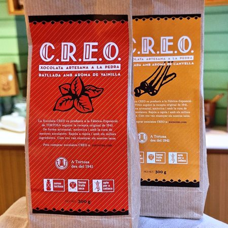 El chocolate «a la taza» con un toque de vainilla de Xocolata CREO es un chocolate elaborado de forma tradicional en Tortosa desde 1941. El peso neto del paquete es de 300 gramos. Ideal para compartir con amigos o familia en tardes de otoño e invierno. Muy fácil de preparar, ponemos leche a hervir (de vaca o vegetal), añadimos el chocolate en polvo, removemos, en unos minutos espesará y tendremos un chocolate «a la taza» con un aroma de vainilla espectacular. También te ofrecemos el que lleva un toque de canela (con su etiqueta de color naranja). En INHALA Cafés y Tés te ofrecemos los mejores chocolates, cafés y tés; estamos en Portalet, 9 de Granollers, Barcelona.