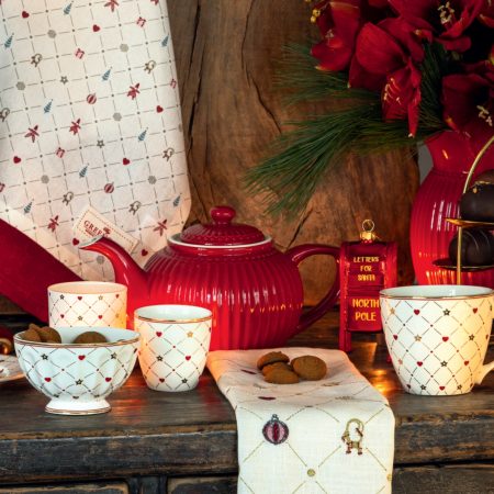 La taza mug Clarina White de GreenGate es ideal para un tea time de Navidad, sus corazones en rojo y dorado son pura fantasía y hacen que esta taza sea muy elegante.

Tiene una capacidad de 300 ml. y mide 9 cm. x 10 cm.

Combina genial con otras tazas de la colección de Navidad de GreenGate sobre todo con Lilith White, Estella White y Xmas Letter.

No apta para microondas debido a su acabado en dorado.

En nuestra tienda INHALA podrás encontrar muchos artículos que combinan super bien con esta taza: platos, tea towels, mugs, jarritas creamers para la leche, bowls.

En INHALA Cafés y Tés somos punto de venta de GreenGate, firma danesa muy exclusiva con tazas y complementos ideales para tus momentos de té y café y aprovechamos para recordarte que los protagonistas en nuestra tienda son siempre nuestra selección de cafés, tés e infusiones, chocolates y deliciosas galletas.

Nos puedes encontrar en Portalet, 9, Granollers, Barcelona.

Ya sabes que nos encantaría recibirte en nuestra tienda, podremos enseñarte todo y tomaremos un té o café juntos.