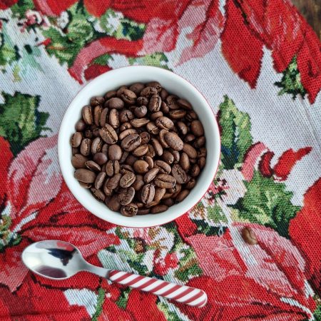 El café de Sumatra Mandheling, Indonesia es nuestro “Café de Navidad” desde hace más de 30 años.

Un café muy especial pues es muy aromático, con cuerpo, con ligeros aromas de especias (canela, pimienta, nuez moscada...), se trata de  un café ideal para disfrutar en las sobremesas de los días de Navidad.

¿Lo quieres en grano o molido?

¿Quieres ver nuestra selección de cafés?

A partir del mes de Noviembre, tal y como es tradición en nuestra tienda desde hace más de 30 años, ya podemos afrecerte el maravilloso café de Sumatra Mandheling, nuestro “Café de Navidad”.

En INHALA te ofrecemos una selección de cafés recién tostados, tés e infusiones, chocolates selectos y deliciosas galletas.

Nos encontrarás en Portalet, 9, Granollers, Barcelona.