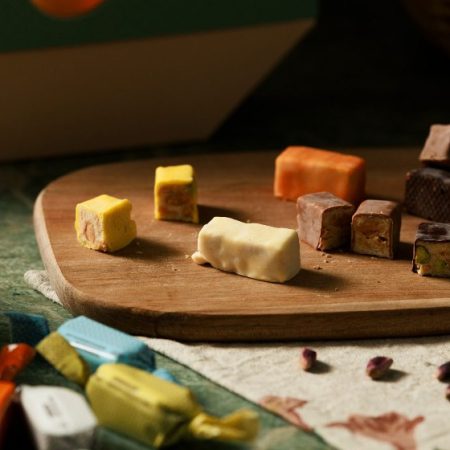 La caja hexagonal grande contiene una selección de Torroncinos blandos: chocolate negro, con leche, al limón, a la naranja y al café.

Elaborados en Sicilia por Fiasconaro, famoso también por sus panettones y colombas.

Peso neto 250 grs.

Su presentación es preciosa, muy elegante, ideal para regalar acompañando un café o un té.

En INHALA te ofrecemos una selección de cafés recién tostados, tés e infusiones, chocolates selectos y deliciosas galletas.

Nos encontrarás en Portalet, 9, Granollers, Barcelona.