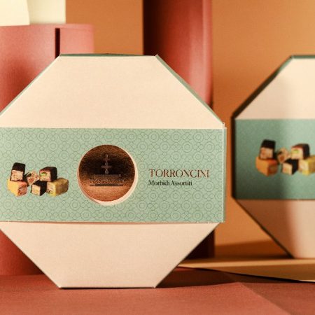 La caja hexagonal grande contiene una selección de Torroncinos blandos: chocolate negro, con leche, al limón, a la naranja y al café.

Elaborados en Sicilia por Fiasconaro.

Peso neto 250 grs.

Su presentación es preciosa, muy elegante, ideal para regalar acompañando un café o un té.

En INHALA te ofrecemos una selección de cafés recién tostados, tés e infusiones, chocolates selectos y deliciosas galletas.

Nos encontrarás en Portalet, 9, Granollers, Barcelona.