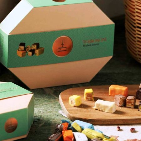 La caja hexagonal grande contiene una selección de Torroncinos blandos: chocolate negro, con leche, al limón, a la naranja y al café.

Elaborados en Sicilia por Fiasconaro, famoso también por sus panettones y colombas.

Peso neto 250 grs.

Su presentación es preciosa, muy elegante, ideal para regalar acompañando un café o un té.

En INHALA te ofrecemos una selección de cafés recién tostados, tés e infusiones, chocolates selectos y deliciosas galletas.

Nos encontrarás en Portalet, 9, Granollers, Barcelona.
