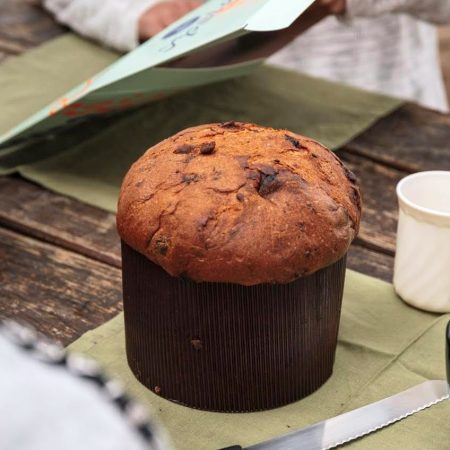 El Panettone Ypsigro con Gelsi y Chocolate con leche de Fiasconaro es una super novedad para esta Navidad. Peso neto 750 grs. ¡Cuánta historia que hay en este panettone! “Ypsigro” era el nombre que los griegos daban a la actual Castelbuono, en el corazón de las Madonie, Sicilia. Este panettone es un homenaje a ese pasado, uniendo tradición e innovación en una receta que combina las gelsi (moras semi confitadas) y trocitos de chocolate con leche. En su interior, las moras Gelsi le dan aromas dulces y frescos. En boca es jugoso, equilibrado entre acidez de la mora y suavidad del chocolate con leche, con final persistente y elegante. En INHALA Cafés y Tés puedes encontrar una selección de cafés, tés e infusiones, chocolates y deliciosas galletas. Estamos en Portalet, 9 de Granollers, Barcelona.