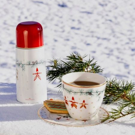 El termo bottle Juana White de GreenGate es un complemento perfecto para llevar tus cafés y tés dónde quieras que vayas.

Se mantendrán calentitos horas y horas.

Tiene una capacidad de 300 ml. y mide 19 cm. de alto x 7 cm. de ancho.

El estampado Juana White tiene a juego la taza Latte cup, mira qué bonita es.

Es un complemento perfecto para poderte llevar tu café o té de viaje o excursión.

También tenemos otros estampados como el modelo Dahla White con sus flores azules y Lianca White, ¡son monísimos!

No es apto para lavavajillas.

¿Quieres ver más complementos y tazas de GreenGate? Mira aquí.

En INHALA Cafés y Tés somos punto de venta de GreenGate y es aquí, en nuestra tienda de Granollers, donde siempre podrás encontrar las últimas novedades de esta firma danesa con sus complementos para acompañar tus momentos de cafés recién tostados, tés e infusiones, chocolates selectos y deliciosas galletas.

Te esperamos en Portalet, 9 de Granollers, Barcelona.

Y nuestra tienda Online está abierta 24/7, te esperamos.