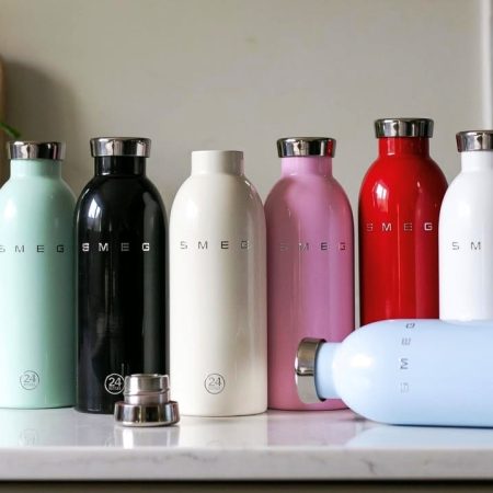 La botella térmica Clima de Smeg es el resultado de la colaboración entre Smeg y 24Bottles, combinando diseño icónico con funcionalidad. Y en ese color rojo es preciosa, puede ser un bonito regalo para San Valentín. Con un acabado liso y brillante y el logo en relieve, evoca el estilo de Smeg de los años 50, manteniendo las bebidas calientes o frías durante todo el día. Material seguro: Acero inoxidable 18/8 de calidad alimentaria 100% hermético, asegurando que quede perfectamente cerrada y no pierda líquido. Mantiene tus bebidas a la temperatura ideal por más tiempo: 24 h frío y 12 h calor. Pesa: 300 grs. Mide 20,5 cm. x 7,3 cm. En INHALA Cafés y Tés somos punto de venta de pequeño electrodoméstico SMEG, artículos que te van a enamorar. Además de una cuidada selección de cafés, tés e infusiones, galletas, chocolates y muchos complementos para la mesa y cocina. Estamos en Portalet, 9 de Granollers, Barcelona. Y nuestra tienda Online siempre está abierta para tí.