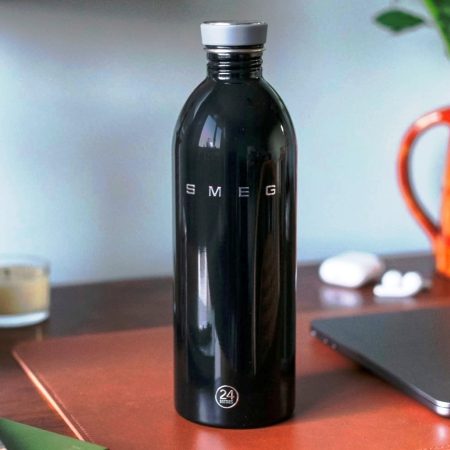 La Botella Clima es el resultado de la colaboración entre Smeg y 24Bottles, combinando diseño icónico con funcionalidad. Con un acabado liso y brillante y el logo en relieve, evoca el estilo de Smeg de los años 50, manteniendo las bebidas calientes o frías durante todo el día. Material seguro: Acero inoxidable 18/8 de calidad alimentaria 100% hermetic: ensures a leak-proof seal, keeping liquids secure and preventing spills 24 h frío y 12 h calor: mantiene tus bebidas a la temperatura ideal por más tiempo Pesa: 300 grs. Mide 20,5 cm. x 7,3 cm. En INHALA Cafés y Tés somos punto de venta de pequeño electrodoméstico SMEG, artículos que te van a enamorar. Además de una cuidada selección de cafés, tés e infusiones, galletas, chocolates y muchos complementos para la mesa y cocina. Estamos en Portalet, 9 de Granollers, Barcelona. Y nuestra tienda Online siempre está abierta para tí.