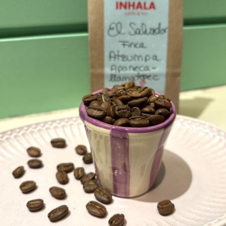 El cafè d'El Salvador Apaneca-Llamatepec Finca Atzumpa creix a 1375 msnm. La finca Atzumpa està situada a Concepción de Ataco al Departament d'Ahuachapán i està gestionada per Andrés Acosta qui pertany a una família cafetalera de cinc generacions on s'uneix tradició i modernitat amb un acurat control de qualitat i sobretot, de compromís social sempre recolzant la comunitat social amb projectes culturals i educatius per mitjà de la Fundación FUNDATACO. Aquesta finca processa el cafè en diferents processos, en aquest cas, és un "rentat". Varietat Bourbon. El sòl és d'orígen volcànic. El perfil d'aquest cafè és dolç i de xocolata. Hi trobaràs notes de caramel, xocolata amb llet, avellanes i suaus notes herbals. Puntuació 82,75/100 punts. Apaneca-Llamatepec és declarada Reserva de la Biosfera en 2007 per la Unesco. Es tracta d'un cafè perfecte per preparar en qualsevol mètode de cafetera. Per nosaltres és un plaer poder tenir aquest cafè a la nostra botiga per compartir-lo amb tu. A INHALA et proposem una acurada selecció de cafès torrats artesanalment, tes, Rooibos i infusions, galetes i xocolates d'especialitat. T'esperem a Portalet, 9 de Granollers, Barcelona. *Has vist quina tassa tan bonica? T'agrada? la tenim en altres colors ;)