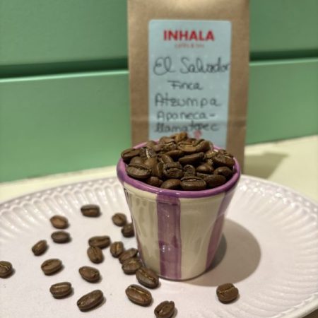 El café de El Salvador Apaneca-Llamatepec Finca Atzumpa crece a 1375 msnm. La finca Atzumpa se sitúa en Concepción de Ataco en el departamento de Ahuachapán y está gestionada por Andrés Acosta que pertenece a una familia cafetalera de cinco generaciones, donde se únen tradición y modernidad con un potente control de calidad y sobretodo de compromiso social apoyando la comunidad social con proyectos culturales y educativos a través de la Fundación FUNDATACO. Trabaja los diferentes procesos pero este es un "lavado". Variedad Bourbon. Suelo de origen volcánico. Perfil sabor dulce y chocolate. Notas de caramelo, chocolate con leche, avellanas y a la vez notas herbales.con notas achocolatadas. Nota 82,75/100 puntos. Apaneca-Llamatepec es declarada por la Unesco como reserva de la Biosfera en 2007. Se trata de un café perfecto para tomar en cualquier método de cafetera. Es un verdadero placer tener este café en nuestra tienda para poderlo compartir contigo. En INHALA vas a encontrar una selección de cafés acabados de tostar, tés, Rooibos e infusiones, galletas y chocolates de especialidad. Te esperamos en Portalet, 9 de Granollers, Barcelona.