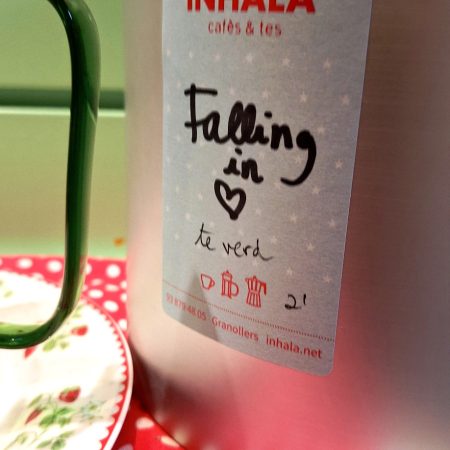 El te verd "Falling in Love" és una edició limitada que hem creat a INHALA per celebrar l'Amor. És una combinació de te verd Sencha de China aromatitzat amb bergamota, vainilla i trossets de coco. L'hem decorat amb petits cors de sucre de color vermell per a que sigui més romàntic. Recorda que aquest te és una edició limitada molt exclusiva a la nostra selecció de tes. És molt ric en antioxidants i vitamines i té baix contingut en teïna (cafeïna) per tant, és un te ideal per a prendre també per la tarda. Deixa'l infusionar de 1 a 2 minuts en aigua a 80-85ºC. Et ve gust conèixer altres tes verds de la nostra selecció? Clica aquí. El servim en paquets de 100 grams amb els que pots preparar unes 30 tasses de te. Tots els nostres tes i infusions són aptes per vegetarians i vegans. A INHALA trobaràs una selecció de cafès acabats de torrar, tes, Rooibos i infusions, xocolates selectes i delicioses galetes. Estem a Portalet, 9 de Granollers, Barcelona.
