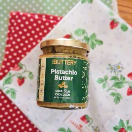 La crema de Pistacho "Dubai Style" con chocolate blanco y kadayif es una auténtica delicia. Elaborada por The Buttery. Peso neto 220 grs. En INHALA te ofrecemos una selección de cafés recién tostados, tés, Rooibos e infusiones, chocolates selectos y deliciosas galletas. Nos encontrarás en Portalet, 9, Granollers, Barcelona.