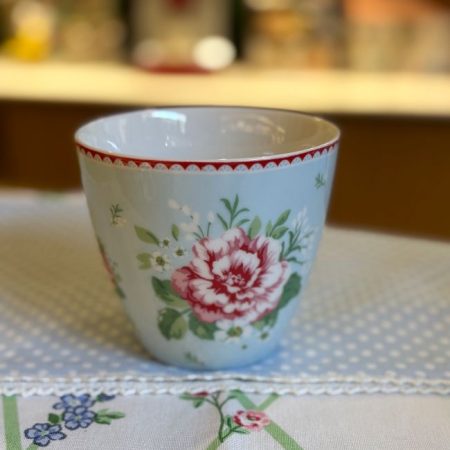La taza sin asa Latte cup Alivia Pale Blue de GreenGate es ideal para un tea time de primavera-verano, los detalles de sus flores rojas y el fondo en azul hacen que la combinación de colores sea espectacular. Un detalle perfecto para Sant Jordi combinado con algún té de rosas o chocolates. Es apilable y tiene una capacidad de 300 ml. Apta para microondas y lavavajillas. También tenemos el french bowl que le hace juego, puedes verlo en la galería, no te lo pierdas. En nuestra tienda INHALA podrás encontrar muchos artículos que combinan super bien con esta taza: platos, tea towels, mugs, jarritas creamers para la leche, bowls. En INHALA Cafés y Tés somos punto de venta de GreenGate, firma danesa muy exclusiva con tazas y complementos ideales para tus momentos de té y café además de una bella selección de cafés, tés, Rooibos, tisanas e infusiones, chocolates y deliciosas galletas. Nos puedes encontrar en Portalet, 9, Granollers, Barcelona.