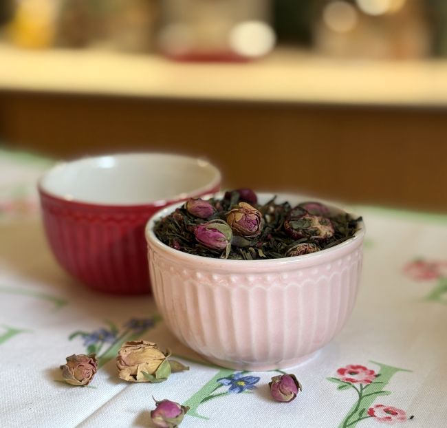 El te verd Cranberry Rose és un Sencha acompanyat amb nabius vermells sencers i roses d'Alexandria. Un te perfecte per regalar especialment per Sant Jordi, sobretot acompanyat d'una tassa bonica com aquesta. Servit en bossa de 100 grs. Vols conèixer altres tes verds de la nostra carta? A INHALA tenim com a protagonistes sempre cafès acabats de torrar, tes, Rooibos i infusions, xocolates selectes i delicioses galetes. A més d'una delicada selecció de tasses precioses, teteres, culleres, gerretes per a la llet, estovalles, plats, tea towels, mugs, etc. i molts complements per a la taula i la teva llar. T'esperem a Portalet, 9, Granollers, Barcelona. Has vist els mini bowls de GreenGate? Són una monada.