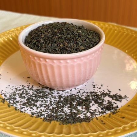 La infusión de hojas de Menta Piperita es siempre muy agradable de tomar, a cualquier hora. Refrescante, digestiva, su sabor es siempre muy auténtico y agradable. No contiene cafeína y es Bio 100%. Deja infusionar 1 cucharada rasa durante 5 minutos, el agua mejor que no sea hirviendo, pásala por un colador o filtro. ¿Sabes que también está riquísima "en frío"? Cuando llegue el calor, puedes combinarla con manzanilla, marialuisa, lemongrass, hibiscus, etc. Ideal para añadirla y combinarla con cualquier té verde, siempre tendrás la opción de probar nuestro Té verde a la Menta. Con estos 100 grs. podrás preparar de 25 a 30 tazas de rica infusión. En INHALA nuestros protagonistas son siempre cafés recién tostados, tés, Rooibos e infusiones, chocolates selectos y deliciosas galletas. Además de una delicada selección de preciosas tazas, teteras, cucharas, jarritas para la leche, manteles, platos, tea towels, mugs, etc. y muchos complementos para la mesa y tu hogar. Te esperamos en Portalet, 9, Granollers, Barcelona. ¿Te gusta el plato y el mini bowl de GreenGate que aparecen en la imagen? ¡Monísimos!